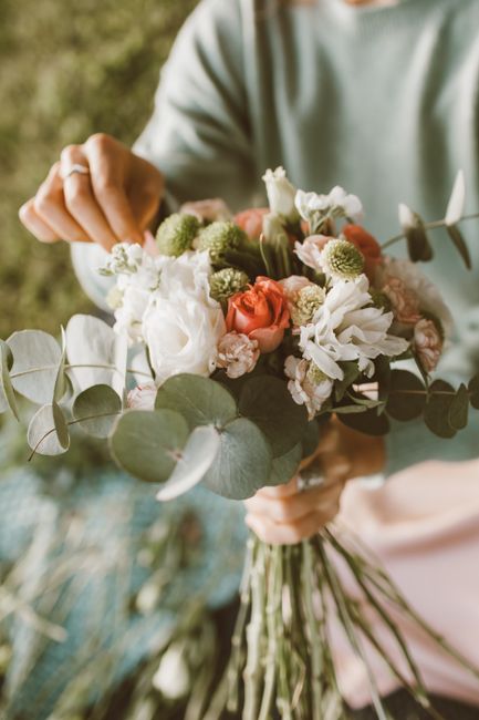 DIY wedding flowers when to hire a professional florist